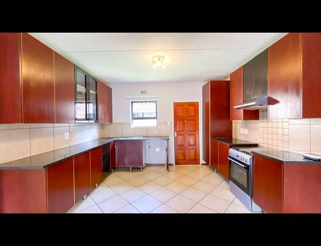 2 BEDROOM TOWNHOUSE FOR SALE IN ALBERTSDAL